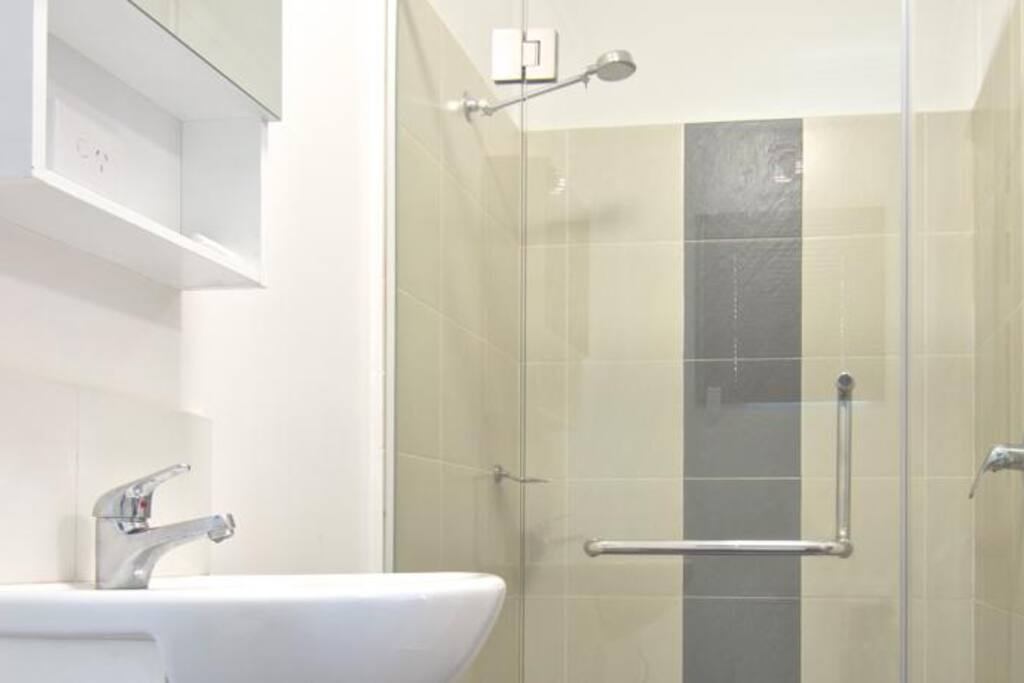 Modern Clean Bathrooms