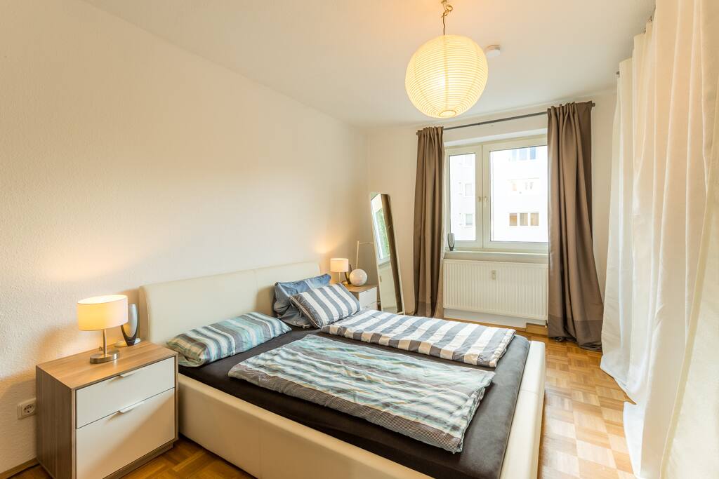 Schlafzimmer / Bedroom