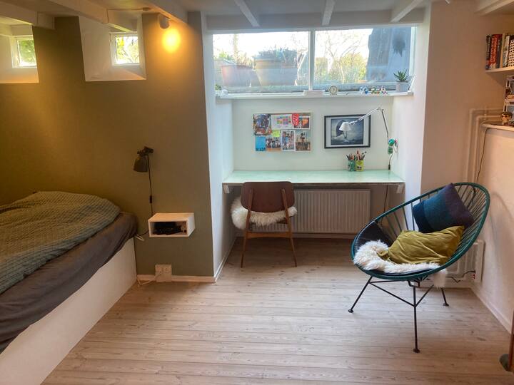 غرفة نوم في الطابق السفلي