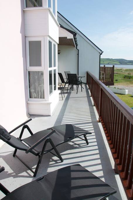 Redecorated - new sunbeds, table and 4 chairs