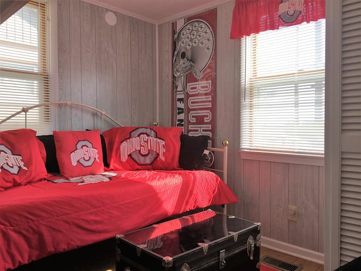 Djeca se igraju s dnevnim krevetom.  
Buckeye ventilator nije obavezan.