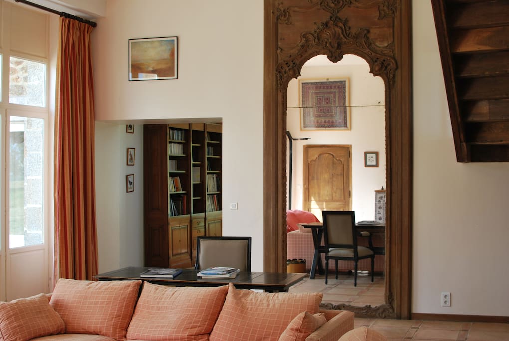Un salon baigné de soleil avec 4 mètres de hauteur de plafond