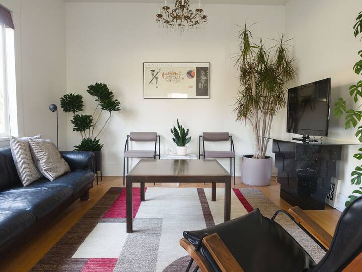 2BR Greenhouse Duplex in the City with Fenced Yard Guest suites for