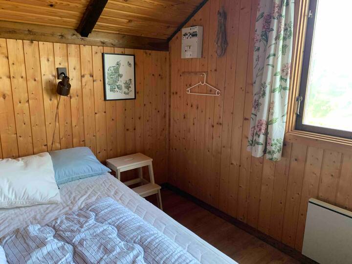 חדר שינה עם מיטה זוגית ברוחב 170 ס"מ.