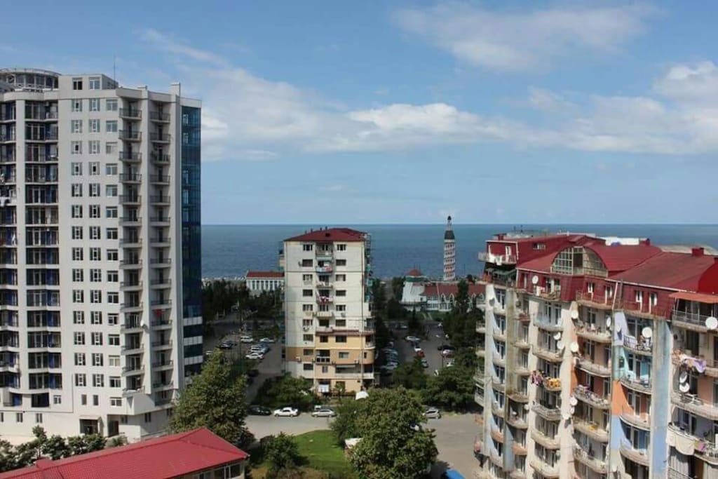 Вид с окна: море, маяк
