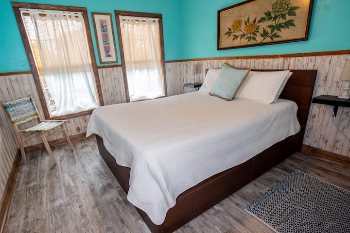 Anchor小木屋的第二间卧室，配有标准双人床