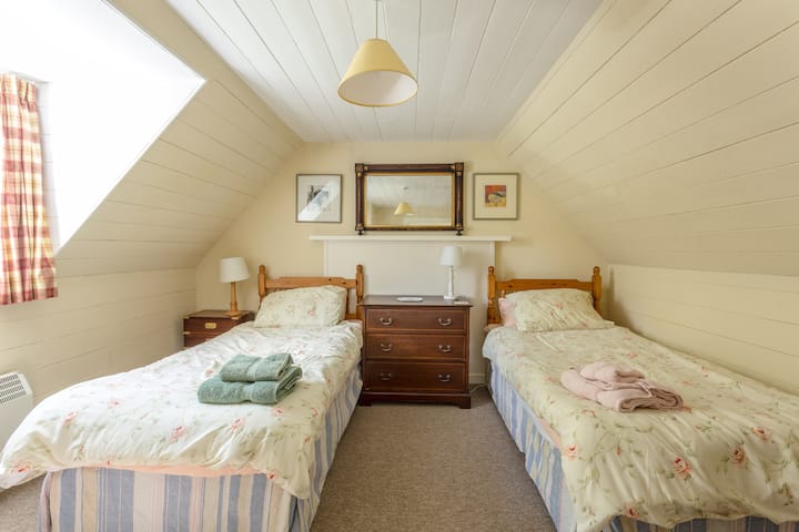 Მეორე ტყუპი საძინებელი მთავარ კიბეებზე