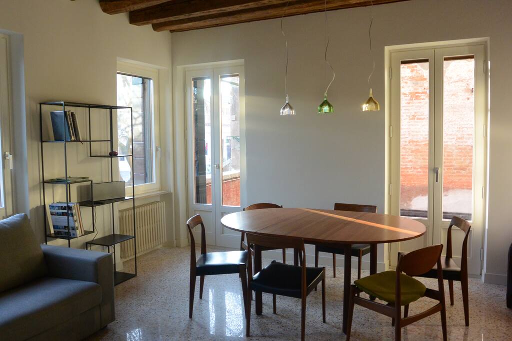 coin salle à manger donnant sur la terrasse