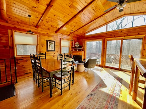 Pet friendly, hot tub, near Hocking State Parks!