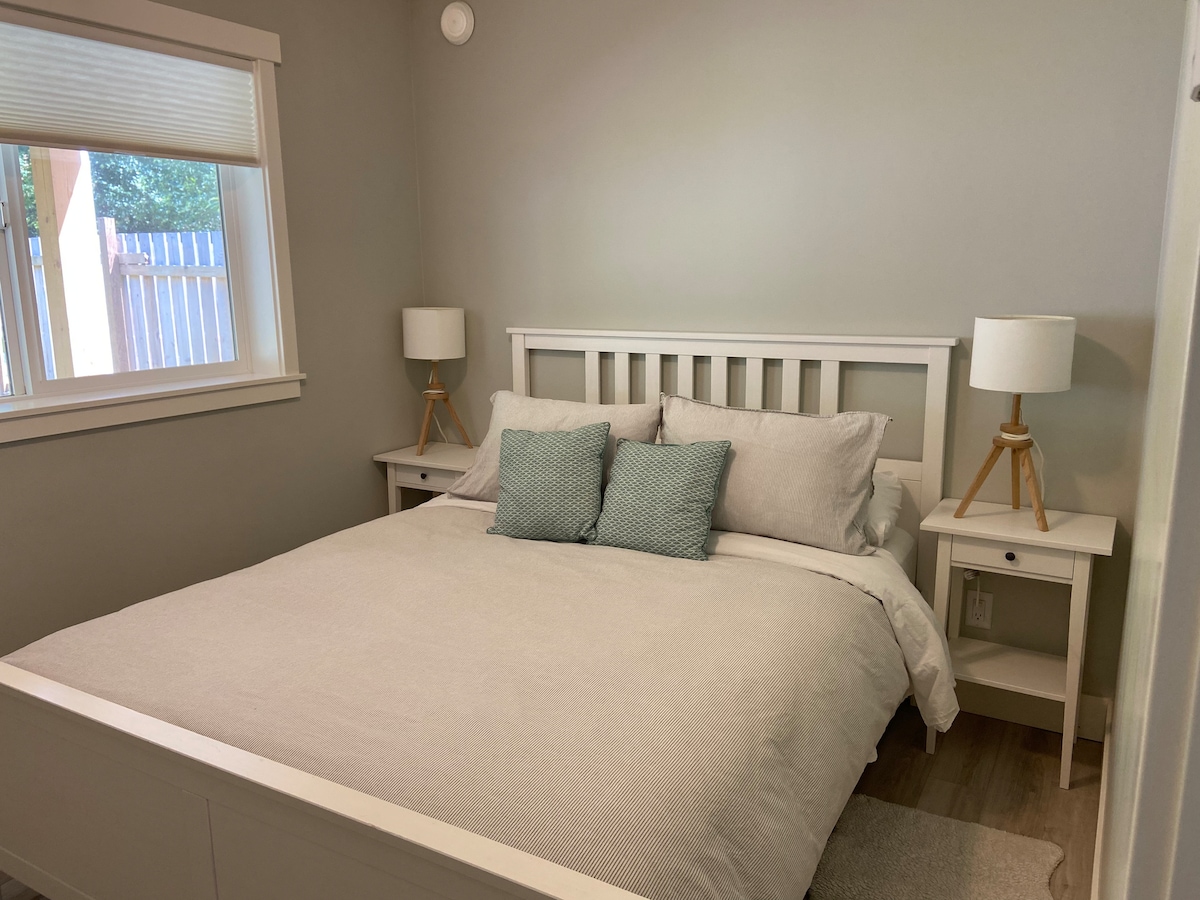 Основна спалня с двойно легло тип Куин. 