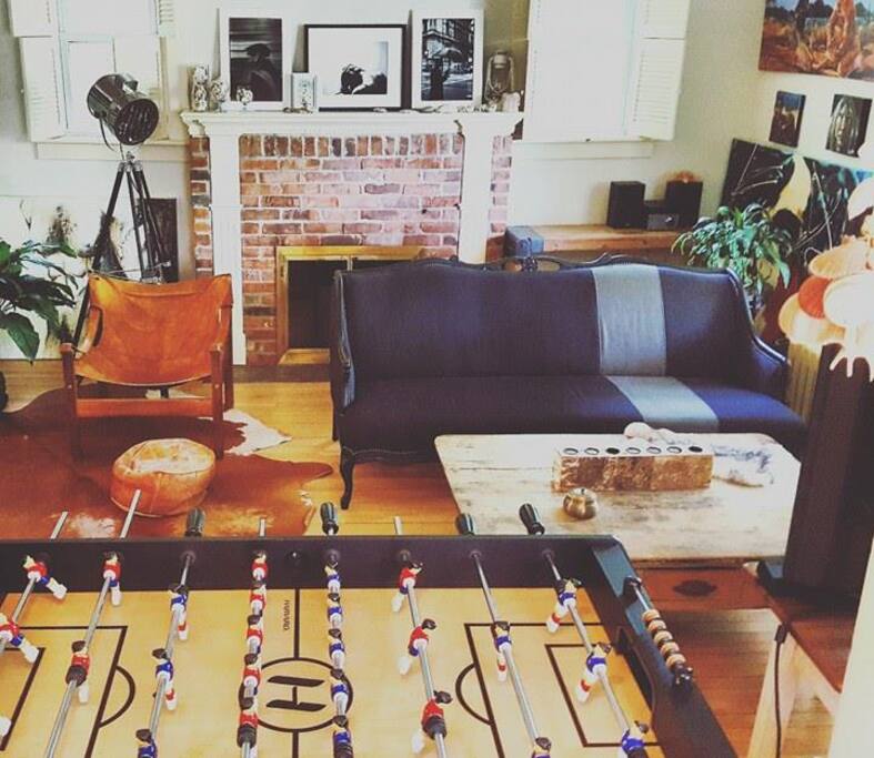 Salon avec téléviseur (DVD et Netflix seulement. Nous avons pas le câble)