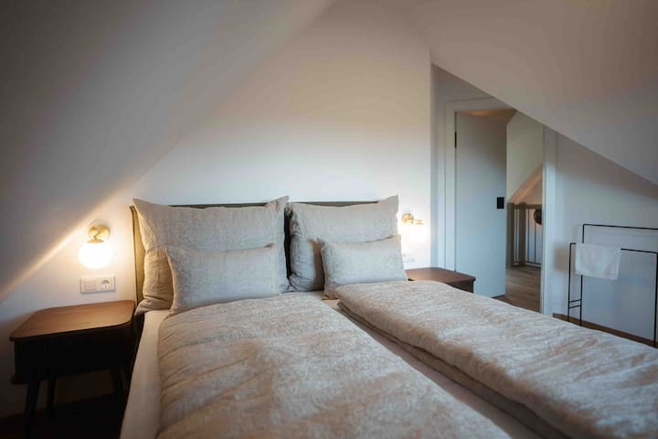 ห้องนอน #1 พร้อมเครื่องนอนโดยผ้าปูที่นอน Leitner