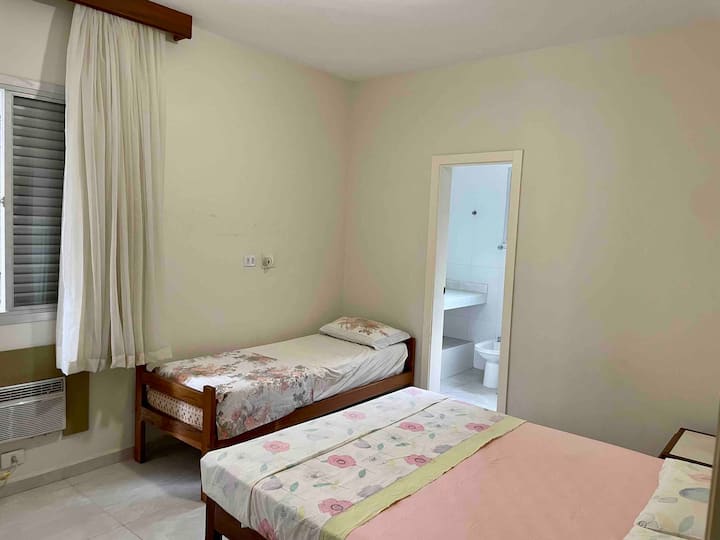 غرفة بسرير مزدوج وسرير فردي + سرير إضافي