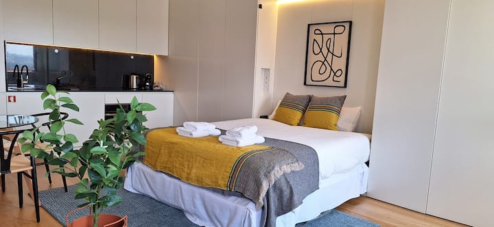 سرير بمقاس كبير مع غطاء سرير مريح للغاية. 