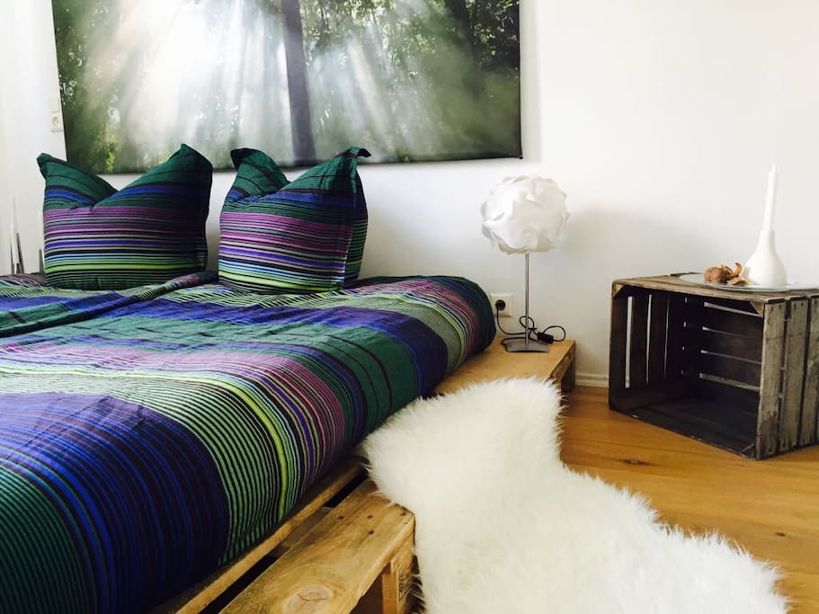 Bed room with king size bed // Schlafzimmer mit XXL Bett (180x200)
