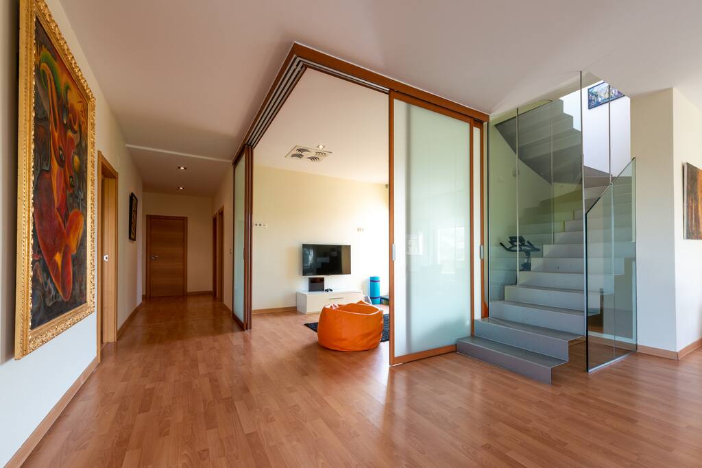 Acceso a Salón, Cocina y Cuarto de Juegos y Gym