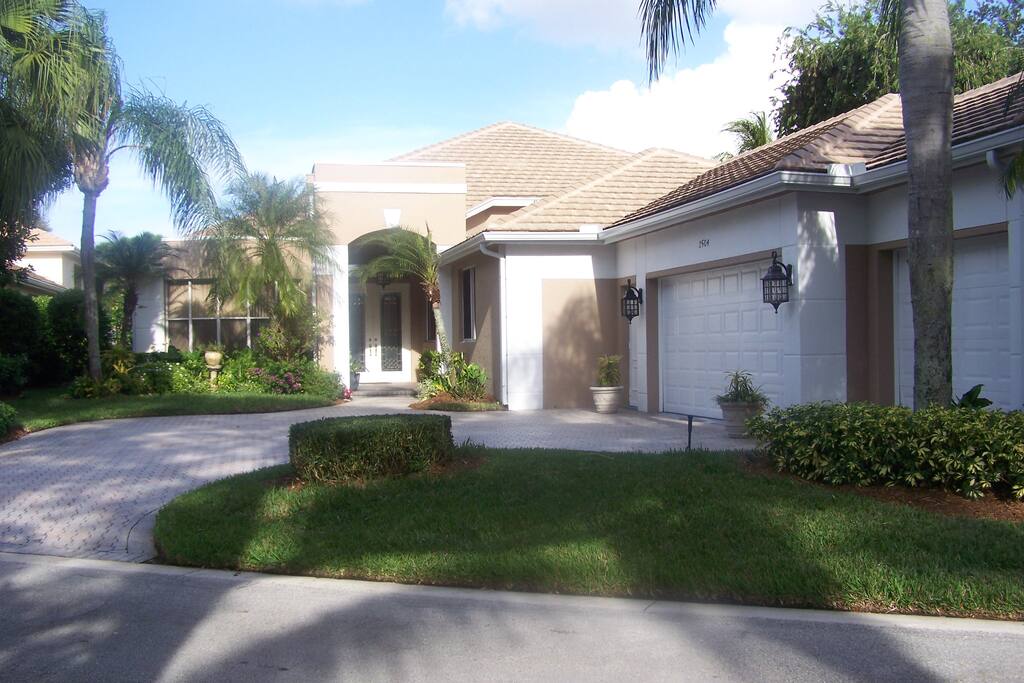 LUXURY COUNTRY CLUB LIVING.