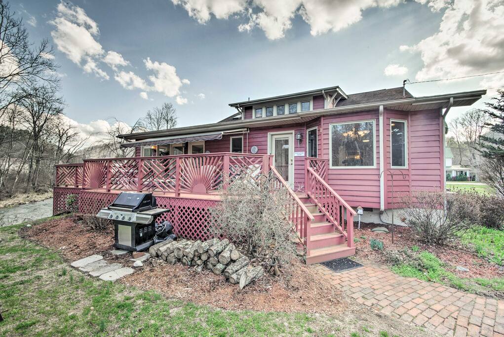 This 7-bedroom, 4.5-bath home sleeps up to 20 people comfortably.