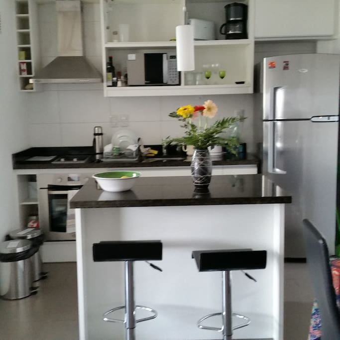 Modern, fully-equipped kitchen/Cocina bien equipada