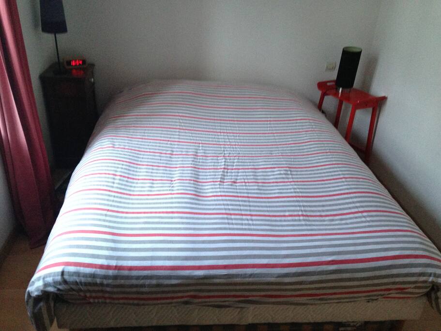La chambre pièce calme, comme l'ensemble de l'appartement.