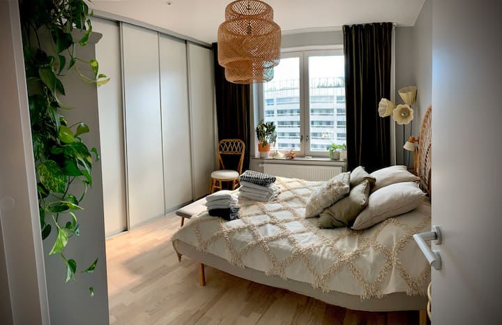 Slaapkamer 1 met een tweepersoonsbed (160 cm). 