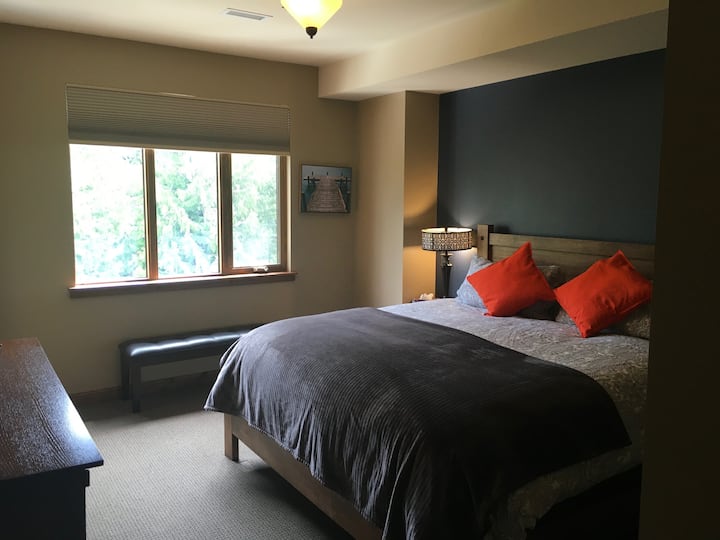 Основна спалня с двойно легло king size и телевизор с плосък екран. 