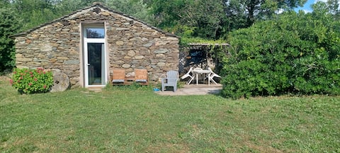 Air-conditioned sheepfold
sea access by trail. T1