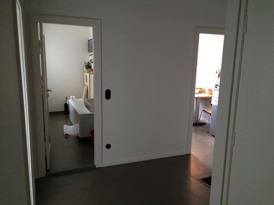 Flur (links Badezimmer, rechts Küche)