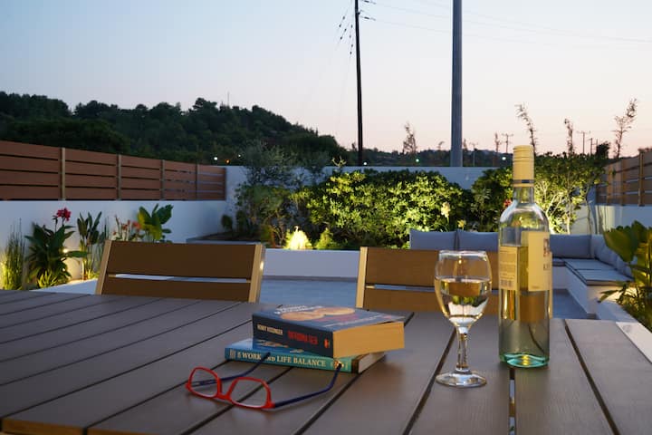 "Rodania Spring" 2-bedroom house- Private backyard