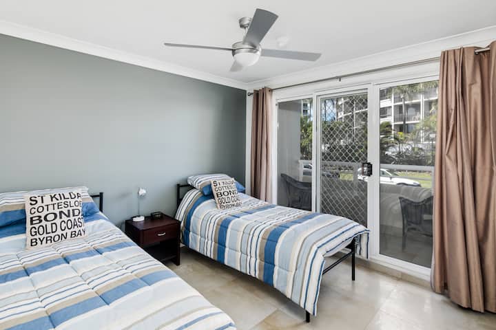 2 camas individuales en el segundo dormitorio con balcón entretenido.