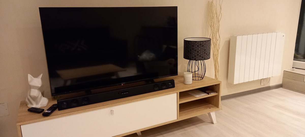 TV iliyounganishwa na bar ya sauti ya Bluetooth, ufikiaji wa Netflix