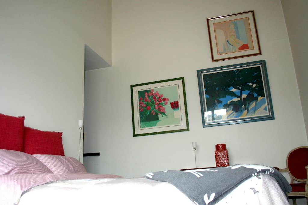 Lit king size et dressing - TV HD Sony grand écran