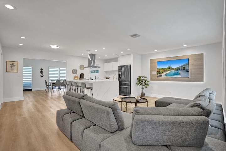 Luxury+ Fun | Heated POOL | Games | 15 min to FLL