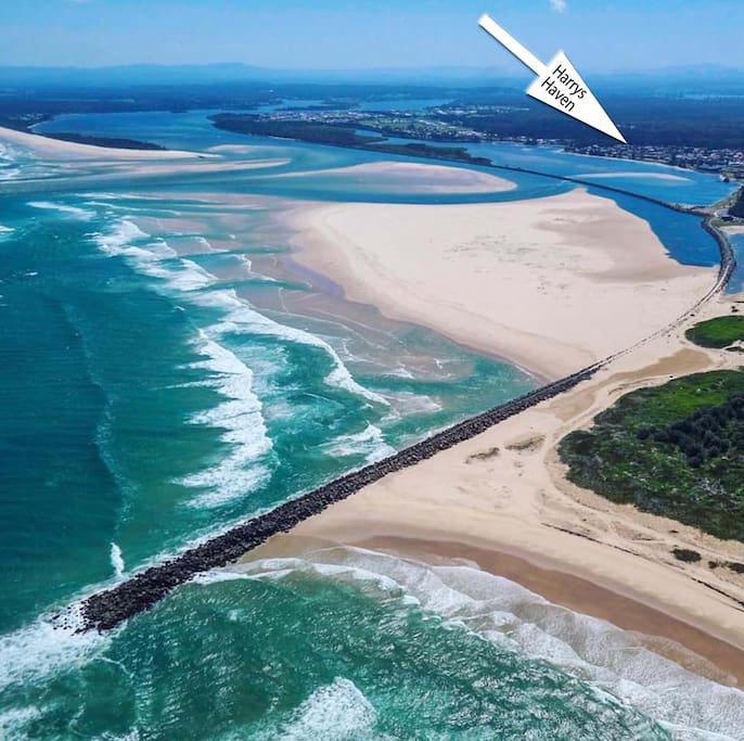 Located near river, beach, cafes, pubs and golf course