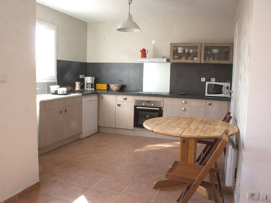 La cuisine est toute équipée, lave vaisselle, four, plaque de cuisson..