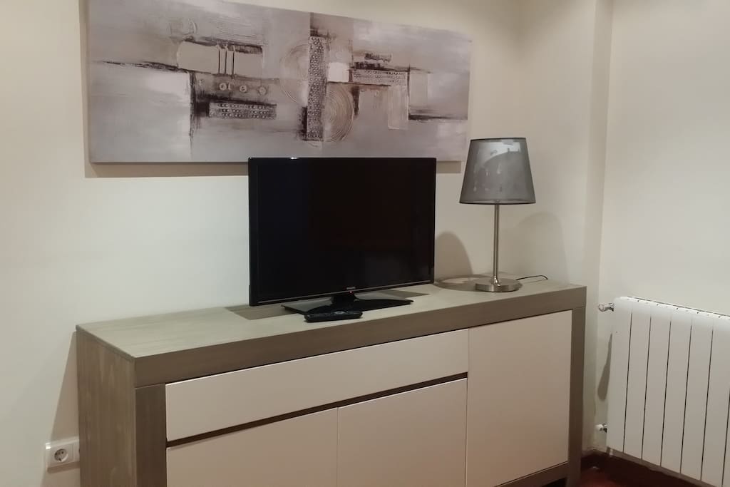 Televisión LCD con mando a distancia.