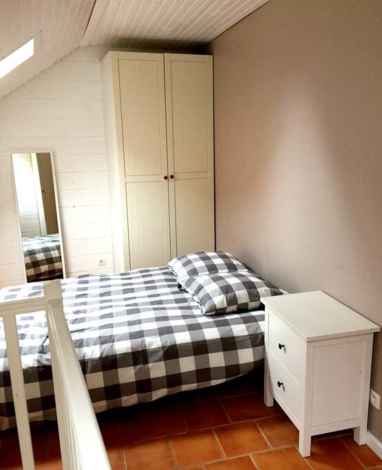 Chambre avec lit pour 2 personnes à l'étage