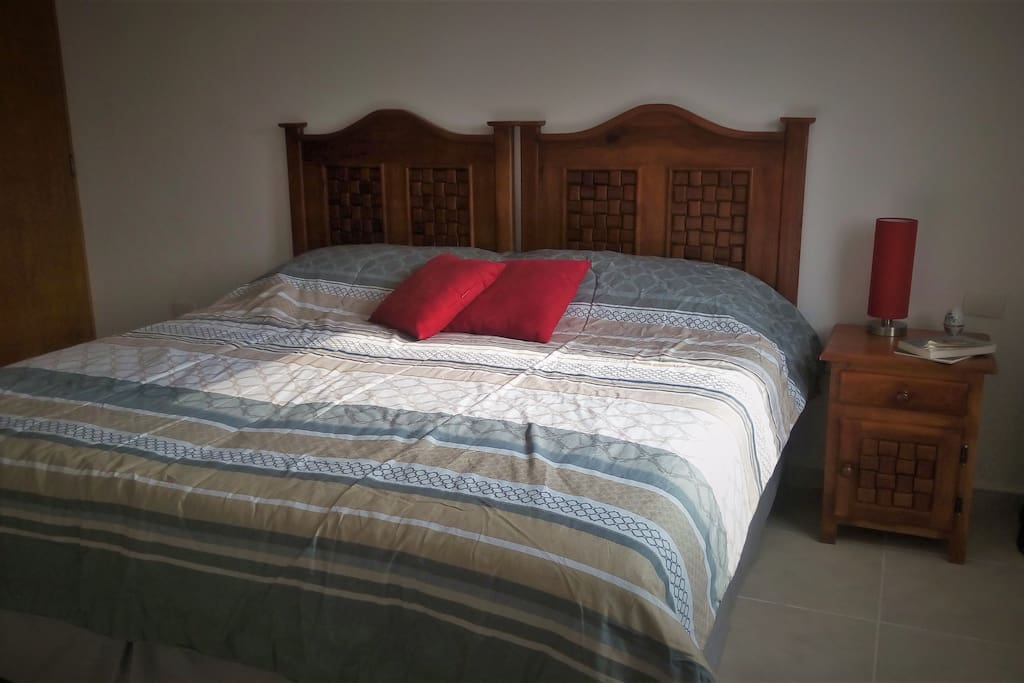 Lindo para una pareja. Esta habitación tiene su propia terraza y baño dentro de la habitación.