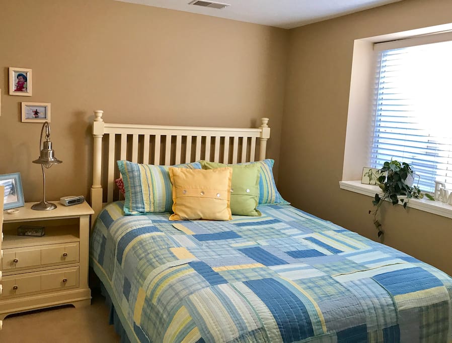 Bedroom- Queen bed