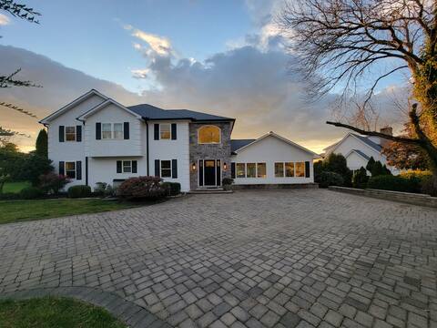 The White House on North East Harbor with hot tub