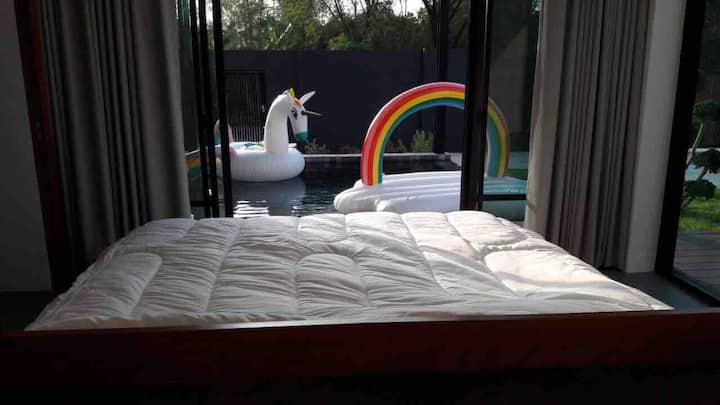 Dormitorio con vistas a la piscina y baño privado.