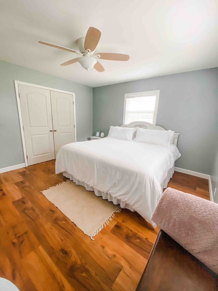 Habitación 1: vista opuesta del espacio. Verás el gran armario de los huéspedes. Hicimos esto extra grande sacando el armario de entrada en la sala de estar. Es perfecto para guardar esos artículos grandes que preferirías no guardar en tu auto durante tu estancia.