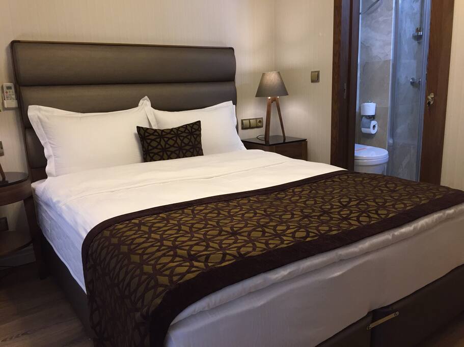 Optionally you can choose 1 queenn bed or twin bed