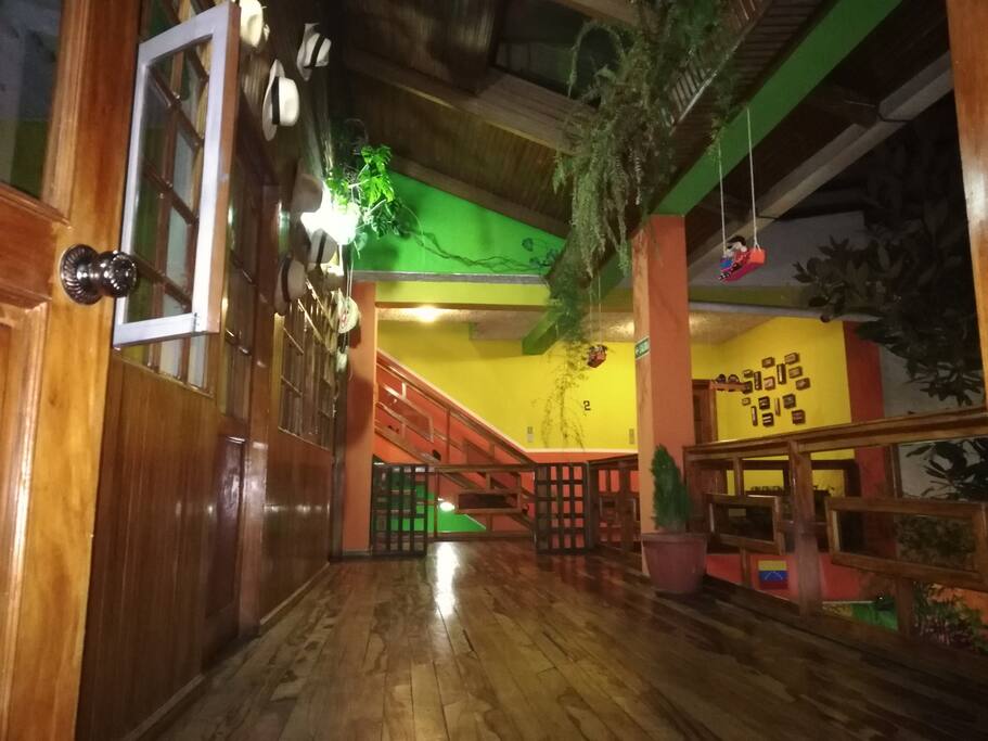 Hostel Wanderlust Cuenca excelente ambiente familiar ubicado en el centro de Cuenca en las Calles Tarqui 12-39 y Vega Muñoz... Te sentiras como en casa.