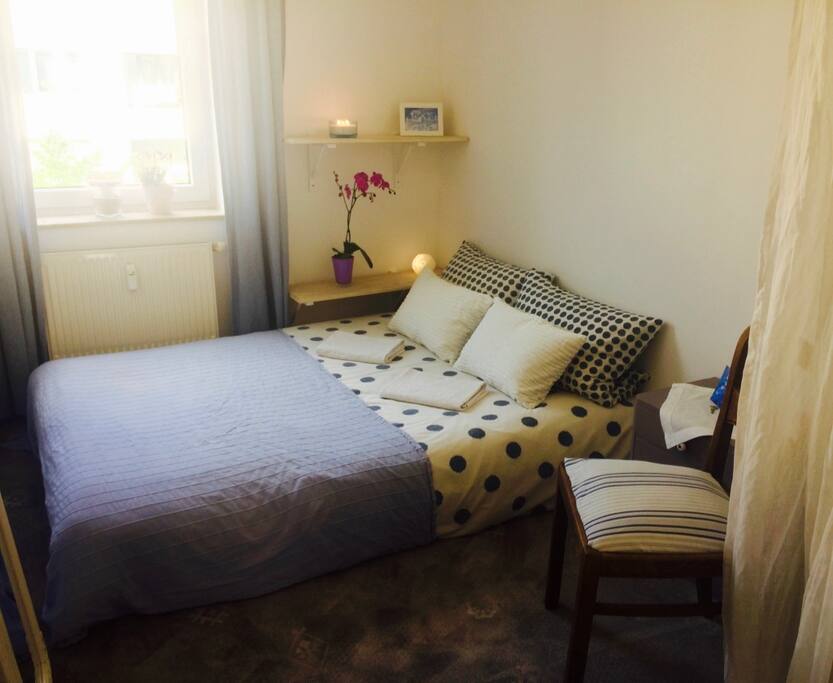Das ist euer kleines, aber gemütliches und frisch renoviertes Zimmer.