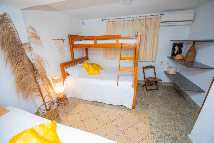 La suite climatizada con capacidad para toda tu familia.
La disponibilidad de una triliche doble y 3 camas individuales que proporcionan un total de 5 personas.