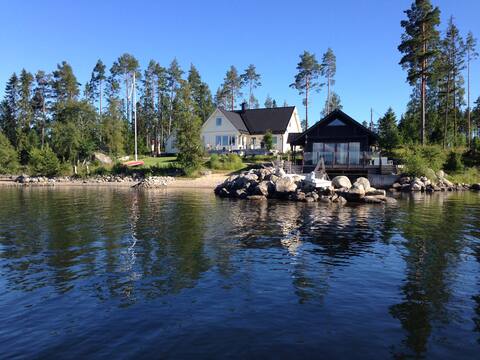 Cabin by the Sea, Sjöstuga