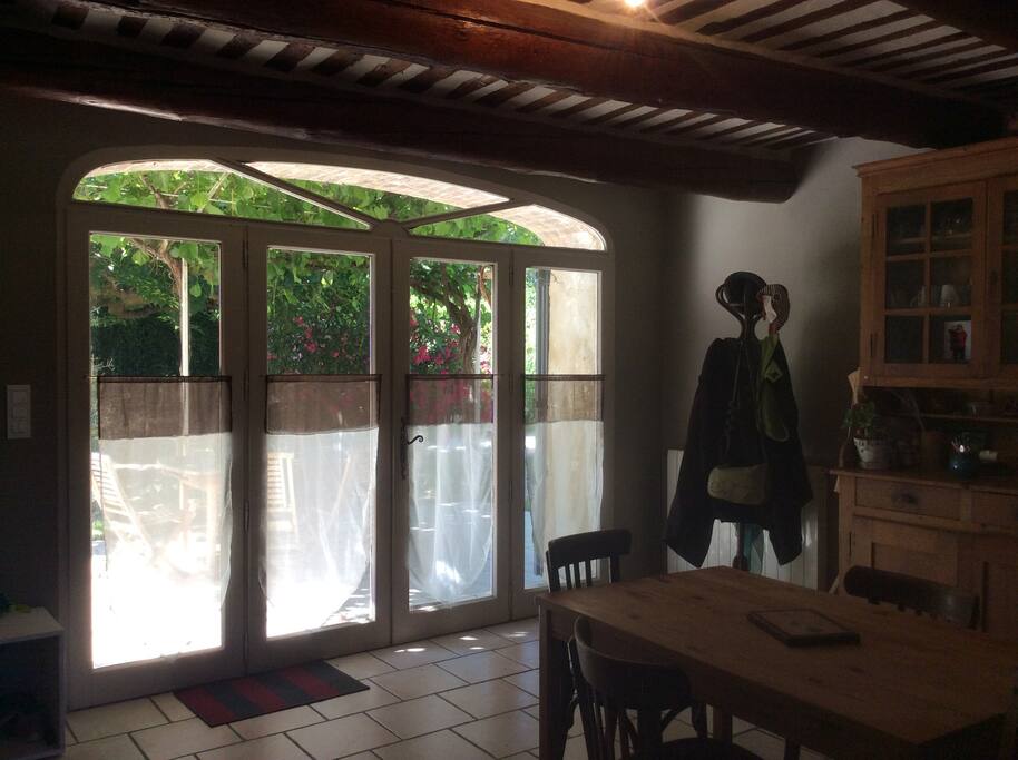 Salle à manger donnant sur la terrasse