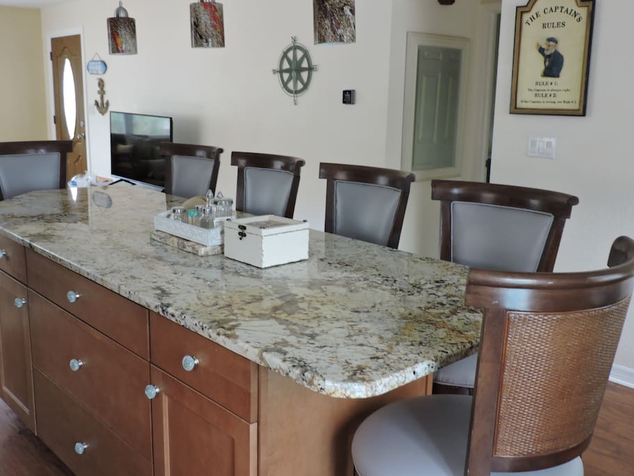 Kitchen Island - Seats 6
