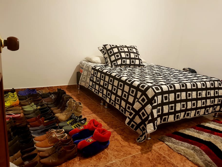 Son 2 habitaciones igual a esta, con cama doble y no tengo closet o guarda ropa